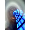 L'escargot de lumière bleue et sa béquille orange se reposant dans le tunnel au voile blanc © Jean-Michel Goumy